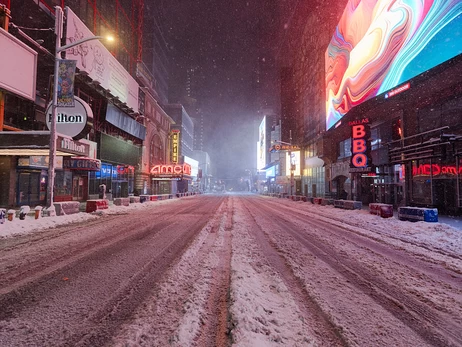 У Нью-Йорку випало пів метра снігу, місто паралізоване