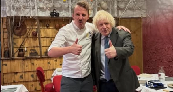 Борис Джонсон приехал в Киев и поел борща у Клопотенко