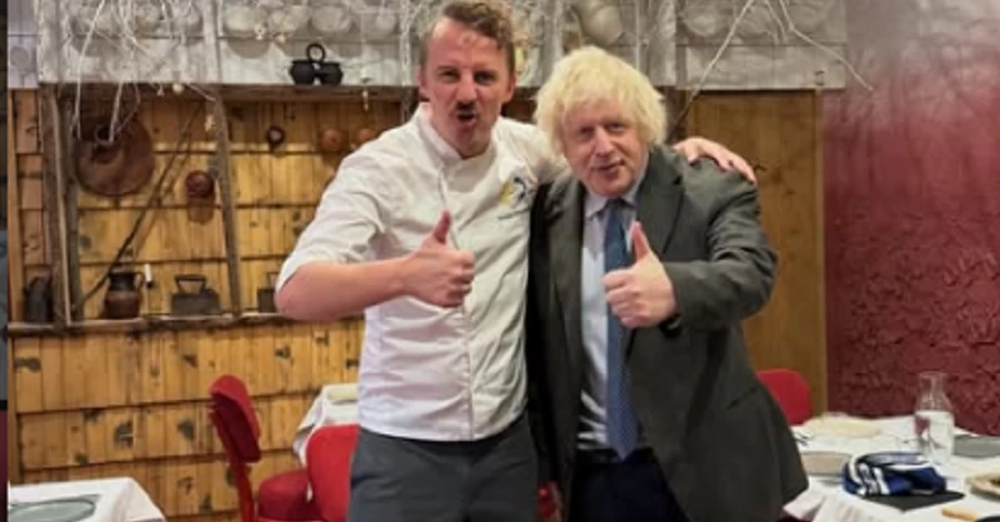 Борис Джонсон приїхав до Києва та поїв борщу у Клопотенка