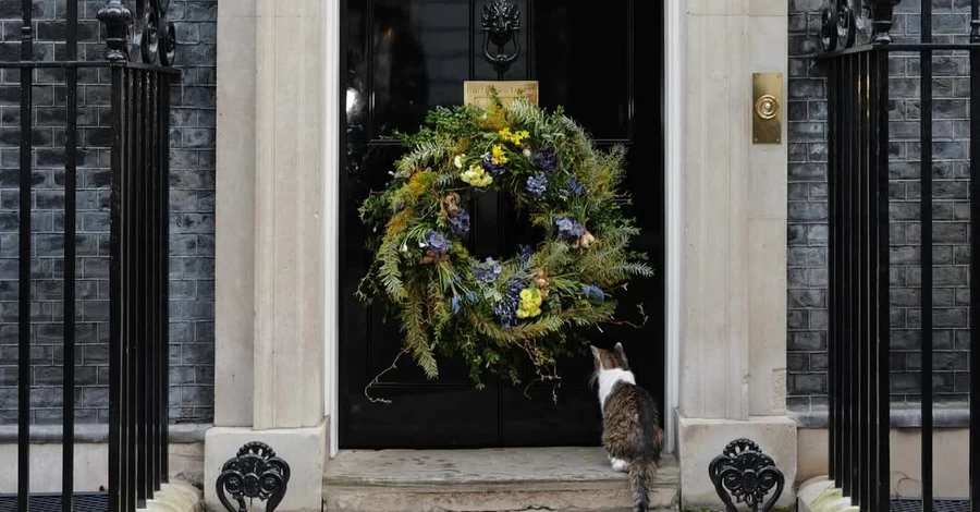 Українка створила вінок для резиденції британського прем'єра до четвертої річниці війни