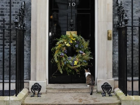 Українка створила вінок для резиденції британського прем'єра до четвертої річниці війни