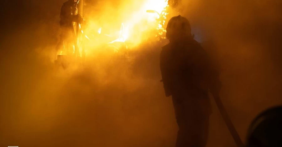 У Києві горить будівля на бульварі Верховної Ради, район оповитий стовпом диму