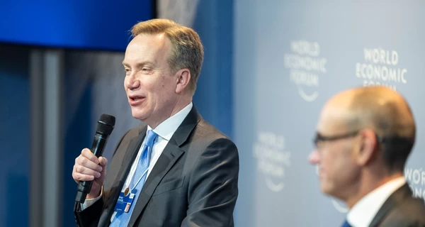 Президент форума в Давосе подал в отставку из-за ужинов и переписки с Эпштейном