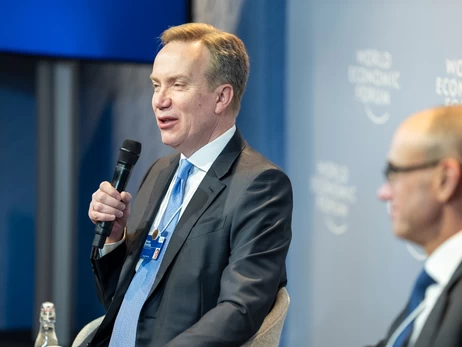 Президент форуму в Давосі подав у відставку через вечері та листування з Епштейном