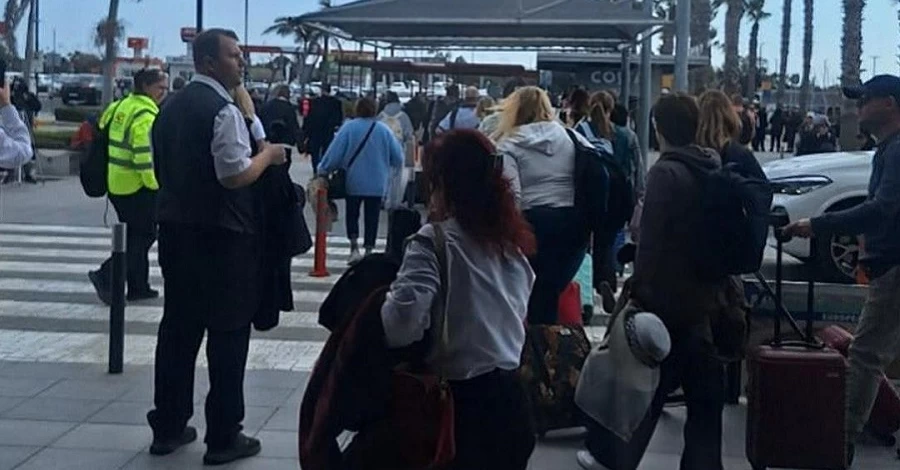 На Кіпрі оголосили евакуацію, скасовано десятки авіарейсів