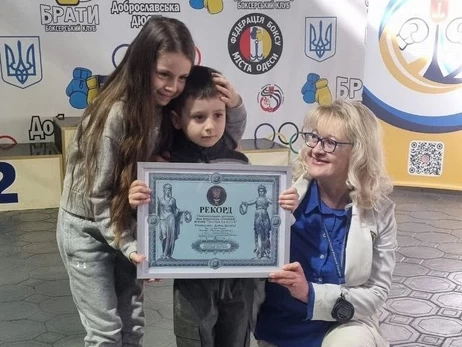 В Одесі 4-річний хлопчик став рекордсменом України, зробивши 1150 присідань 