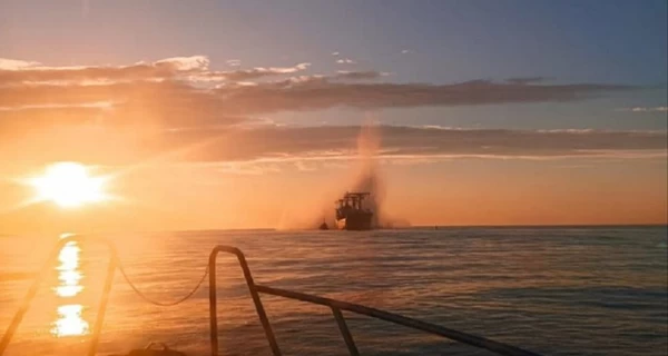 Росіяни вдарили по цивільному судну в акваторії Чорного моря, екіпаж евакуюють