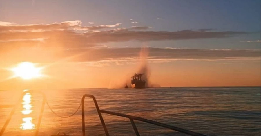 Россияне ударили по гражданскому судну в акватории Черного моря, экипаж эвакуируют