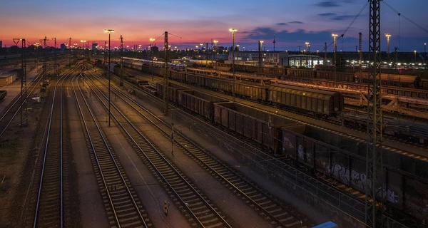 В Днепропетровской области россияне ударили по поезду, двое железнодорожников получили ранения