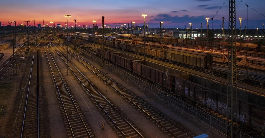 На Дніпропетровщині росіяни вдарили по потягу, двоє залізничників отримали поранення