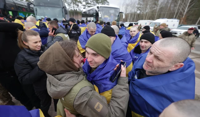 В Україну повернулися 200 військовополонених
