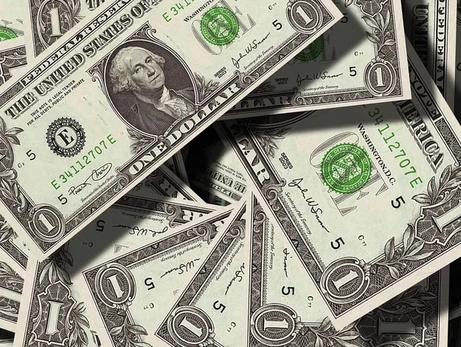 Курс доллара на межбанке начал снижаться, но завтра валюта опять установит исторический рекорд