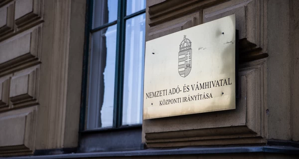 Представители НБУ срочно едут в Венгрию, Будапешт сделал новое заявление по поводу задержанных инкассаторов