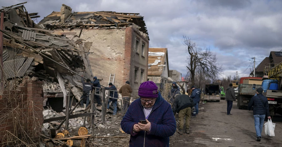 Зоопарк та тролейбуси вже евакуювали, але пологовий будинок приймає породіль: як живе Слов'янськ