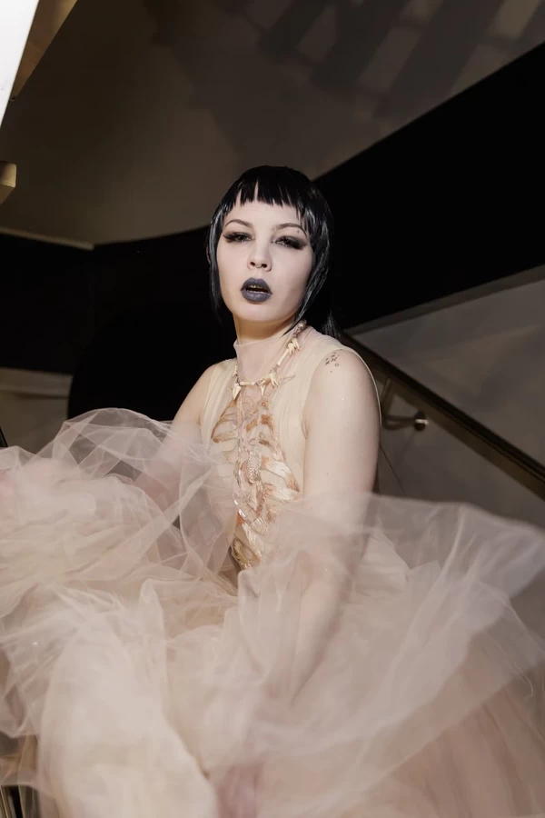 Кажанна після конфлікту з Jerry Heil підписала контракт з лейблом Ірини Горової