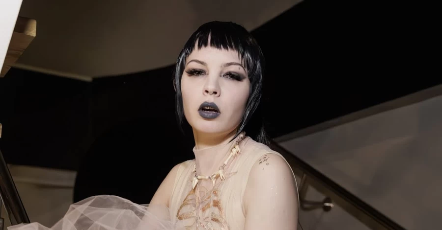 Кажанна після конфлікту з Jerry Heil підписала контракт з лейблом Ірини Горової