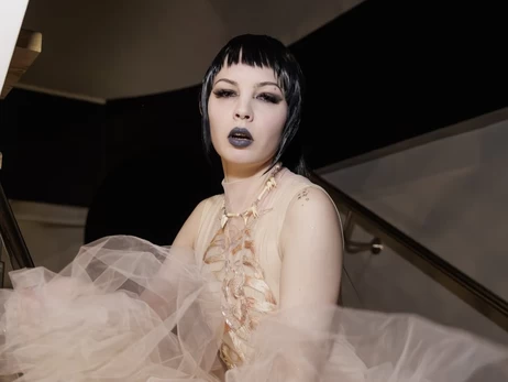 Кажанна после конфликта с Jerry Heil подписала контракт с лейблом Ирины Горовой