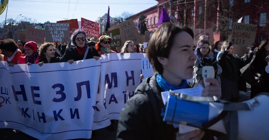 “Квіти – клумбам”: у Києві 8 березня відбувся марш за права жінок