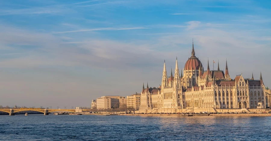 Валюта и золотые слитки "Ощадбанка" останутся в Венгрии до завершения расследования