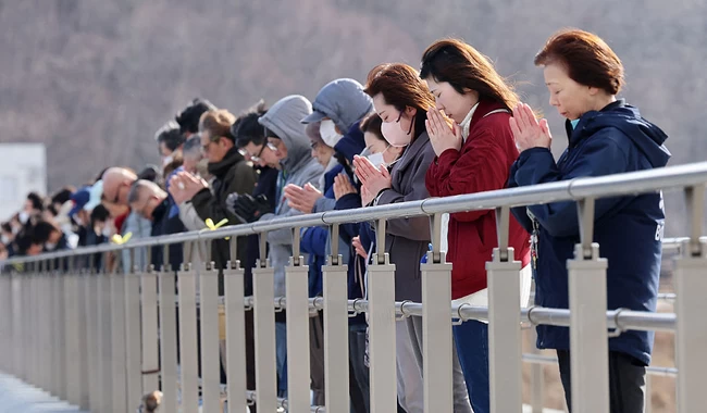 Японці вшановують пям'ять жертв землетрусу 2011 року, який забрав життя 5 тисяч людей