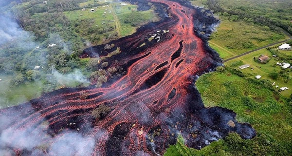 Через потужне виверження вулкану на Гаваях все засипало попелом