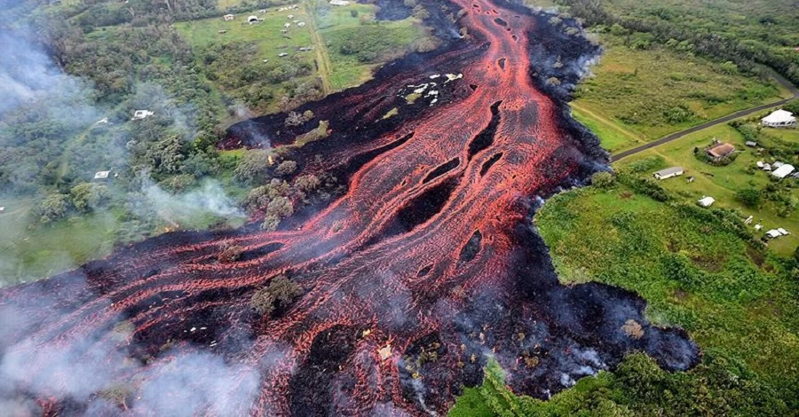 Из-за мощного извержения вулкана на Гавайях все засыпало пеплом