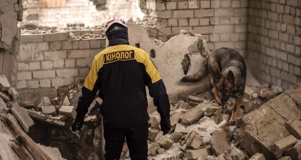 Російський дрон вдарив по поліцейському відділенню у Шостці, постраждали 40 людей