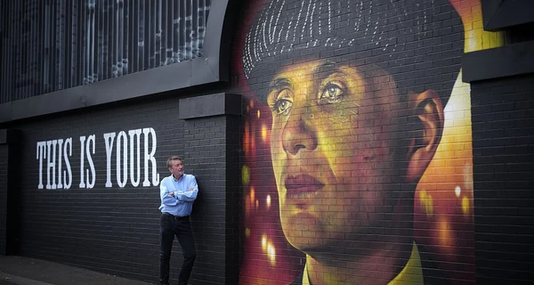 Повернення «Гострих картузів»: у моді знову кепки-восьмиклинки та жилети з ланцюжком