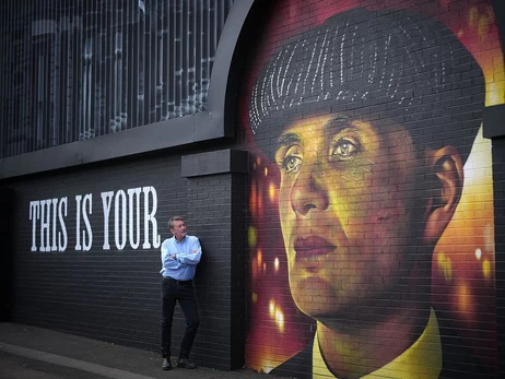 Повернення «Гострих картузів»: у моді знову кепки-восьмиклинки та жилети з ланцюжком