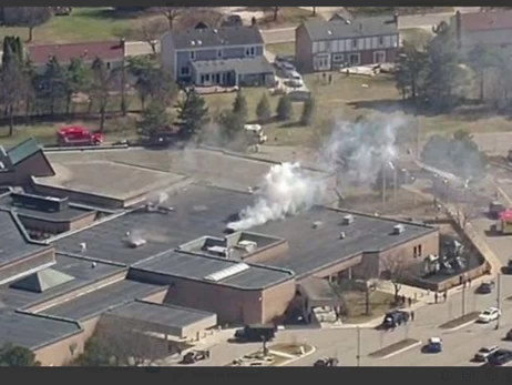 В американському штаті Мічиган стався теракт у синагозі - авто врізалося в будівлю, почалася стрілянина 