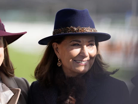 Мать Кейт Миддлтон вышла в свет в шляпке дочери и с сумкой Birkin