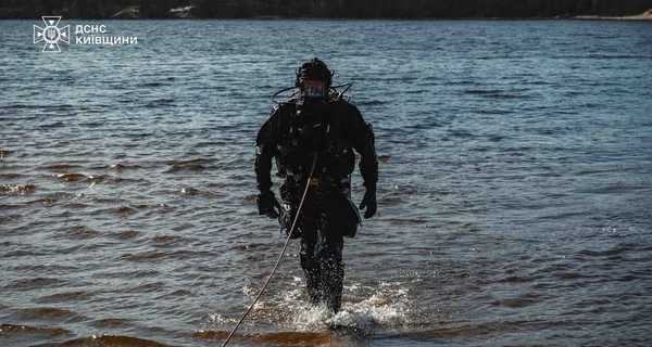 В Киевской области водолазы третьи сутки ищут мужчину, который пытался переплыть Днепр