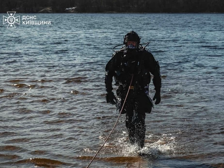 В Киевской области водолазы третьи сутки ищут мужчину, который пытался переплыть Днепр