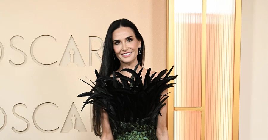 Красная дорожка Оскара: Деми Мур и Николь Кидман - в платьях с перьями, а Педро Паскаль - с цветком