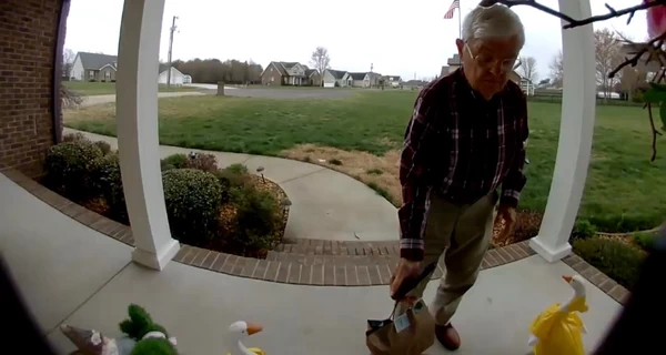 В США люди собрали 900 тысяч долларов для 78-летнего курьера, чтобы он вышел на пенсию