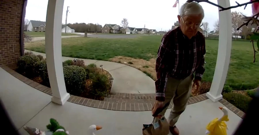 В США люди собрали 900 тысяч долларов для 78-летнего курьера, чтобы он вышел на пенсию