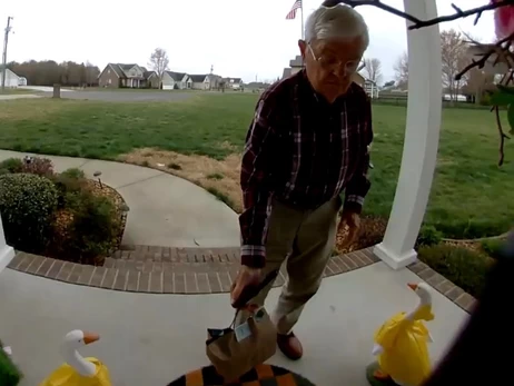 В США люди собрали 900 тысяч долларов для 78-летнего курьера, чтобы он вышел на пенсию