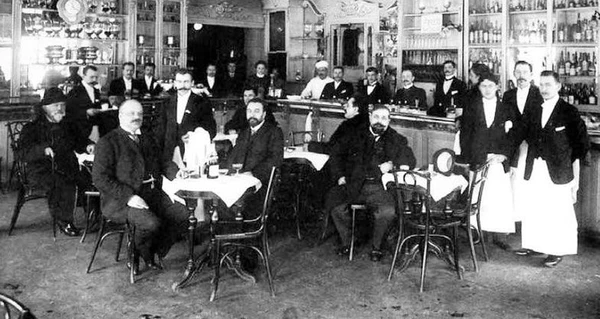 Слідами рожевої намелаки: де раніше пив шоколад і їв каштани в цукрі київський бомонд