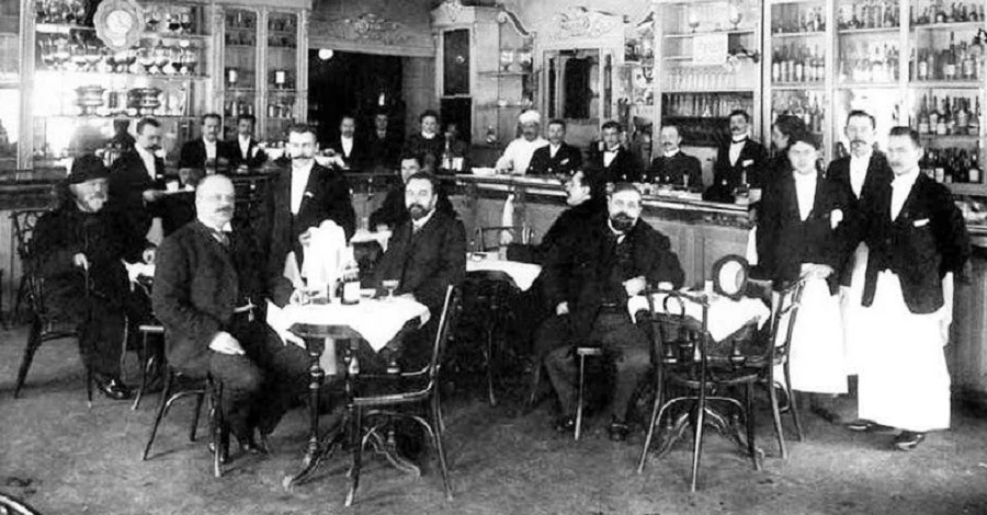 Слідами рожевої намелаки: де раніше пив шоколад і їв каштани в цукрі київський бомонд