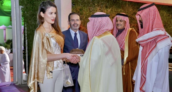 Посол Украины в Омане, вызвавшая обсуждения своим нарядом, прокомментировала ситуацию