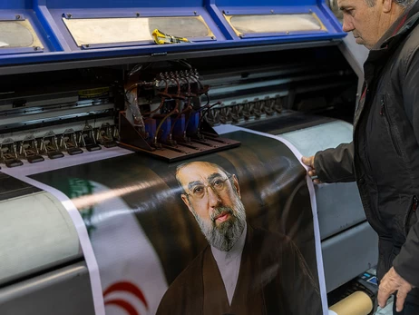 Новый верховный лидер Ирана выжил во время удара, так как незадолго до него вышел из дома