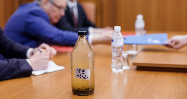 Молдова вручила послу России ноту протеста и бутылку загрязненной воды из Днестра  