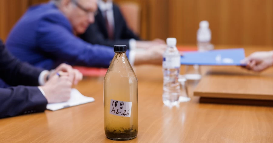 Молдова вручила послу России ноту протеста и бутылку загрязненной воды из Днестра  