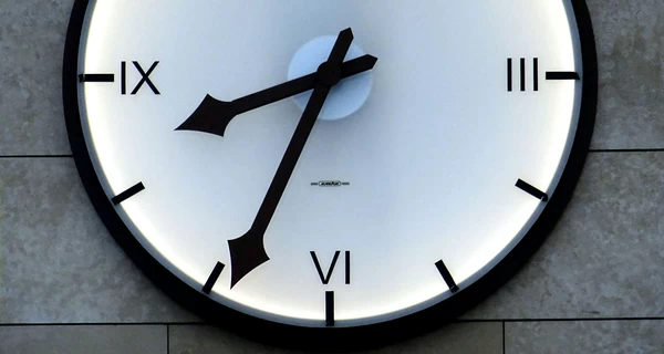 Когда переводят часы на летнее время 2026 года: точная дата