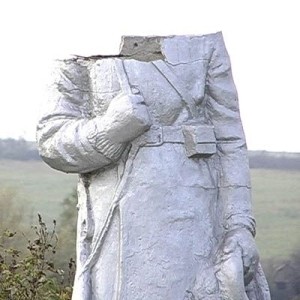 Памятник погибшим воинам потерял голову 