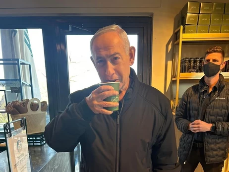 Відео Нетаньягу в кав'ярні стало мемом у соцмережах