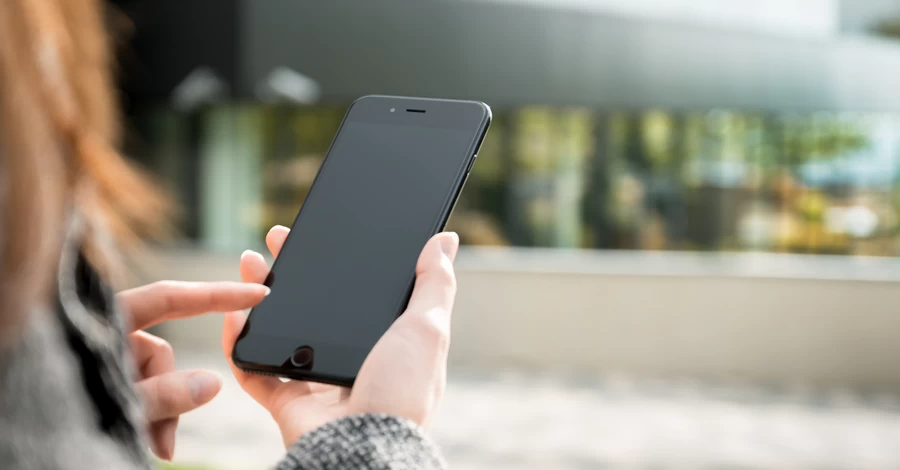 Польща планує заборонити телефони для школярів з вересня - що зміниться