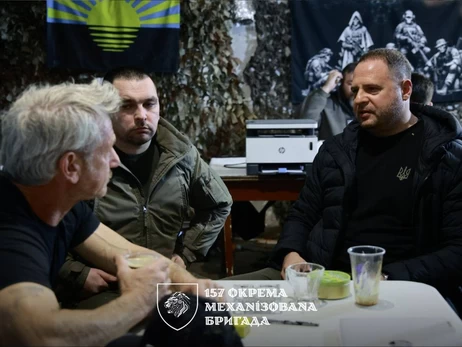 Шон Пенн в компании Ермака посетил бойцов подразделения 157 ОМБр в Славянске