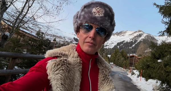 Виконавець хіта You're Beautiful розлютив українців, надягнувши шапку-вушанку з російським гербом