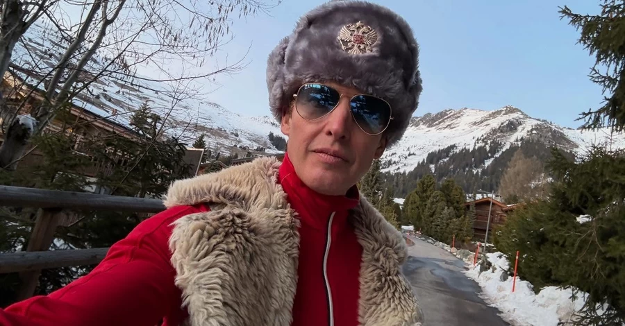 Виконавець хіта You're Beautiful розлютив українців, надягнувши шапку-вушанку з російським гербом